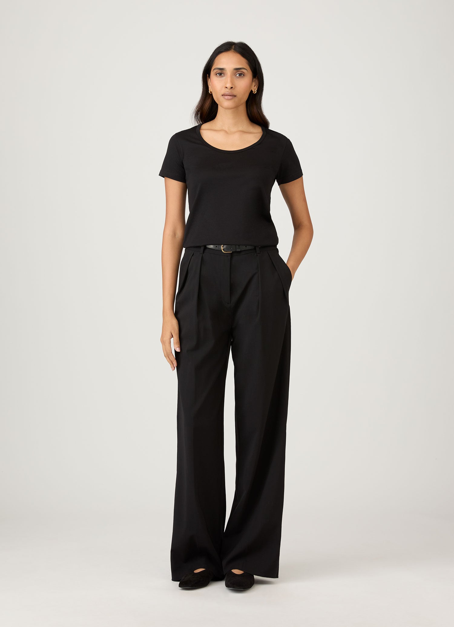 Women's Classic Scoop Neck T-shirt in Black